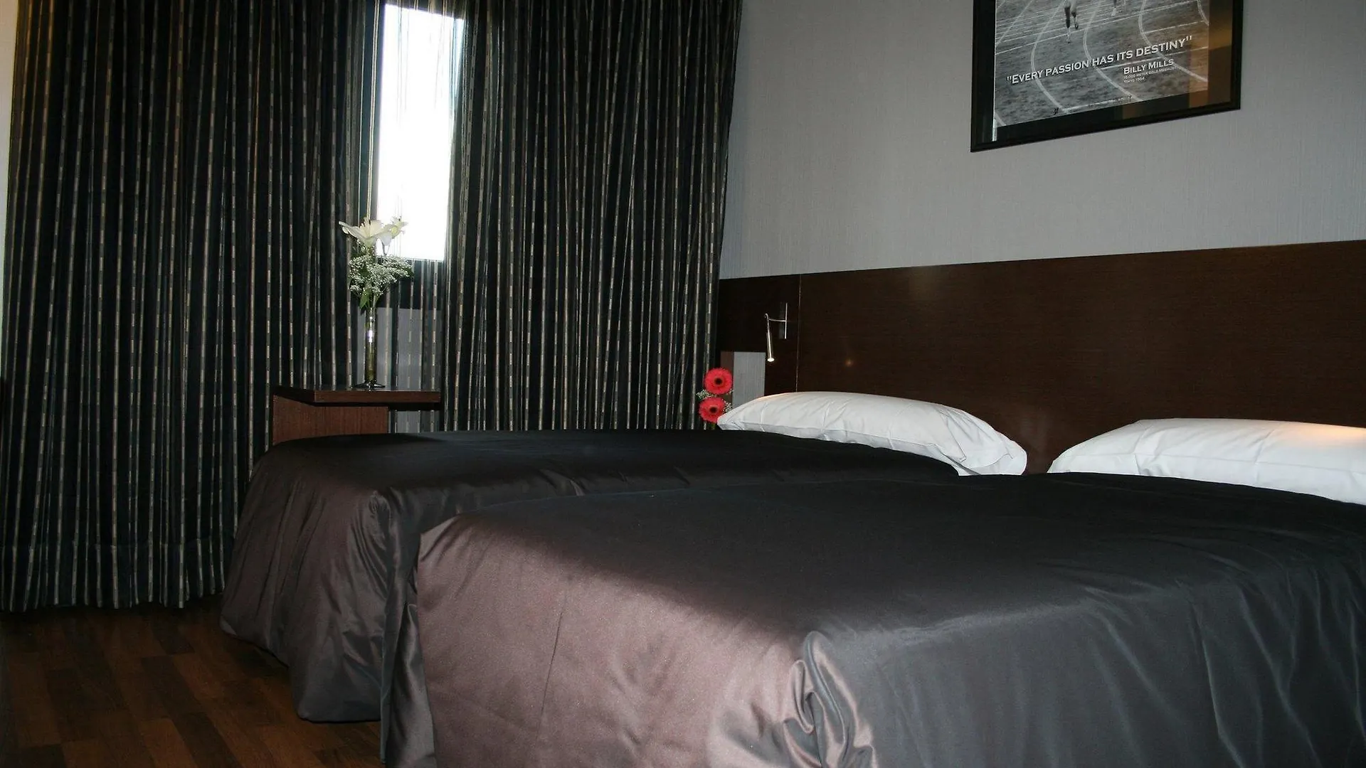Tach Madrid Airport Hotel 4*,