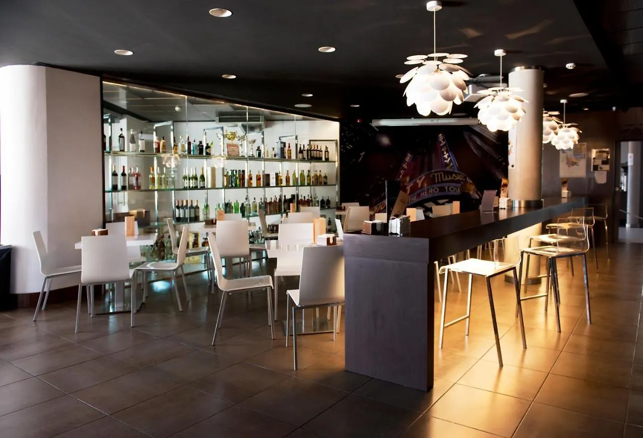 Hotel TaCH Madrid Airport 4*,